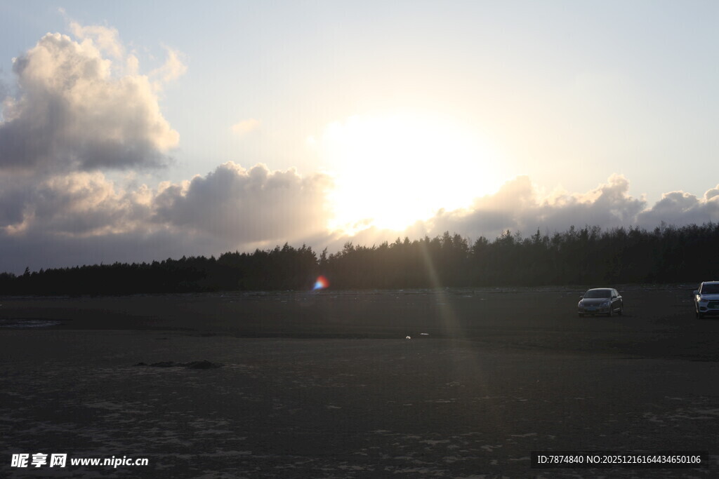 日落时分的开阔田野景象