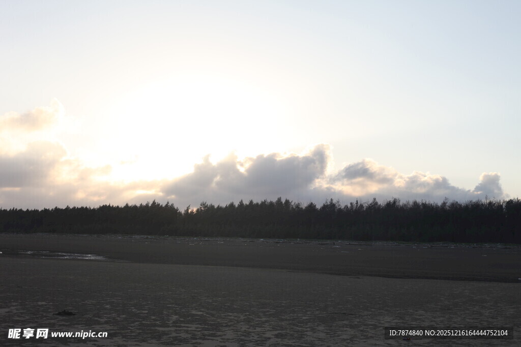 日落时分的开阔原野景色