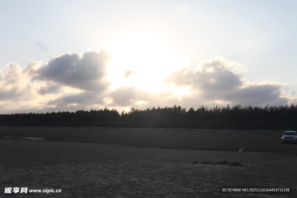 日落时分的开阔田野景象