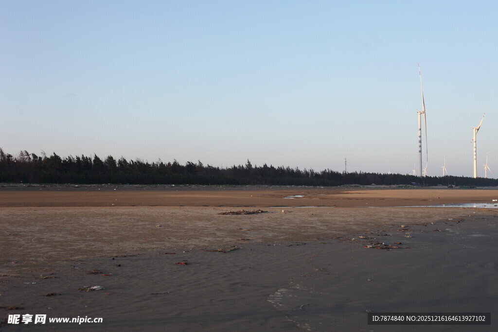 空旷郊野中的风力发电设施