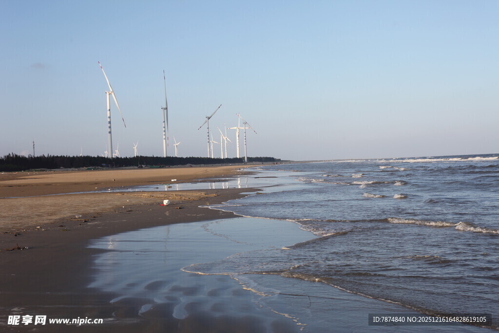 海边风力发电机组景观