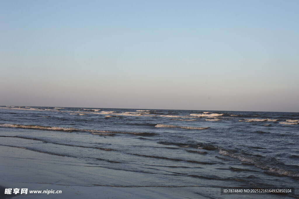 海边日落时分的海浪景观