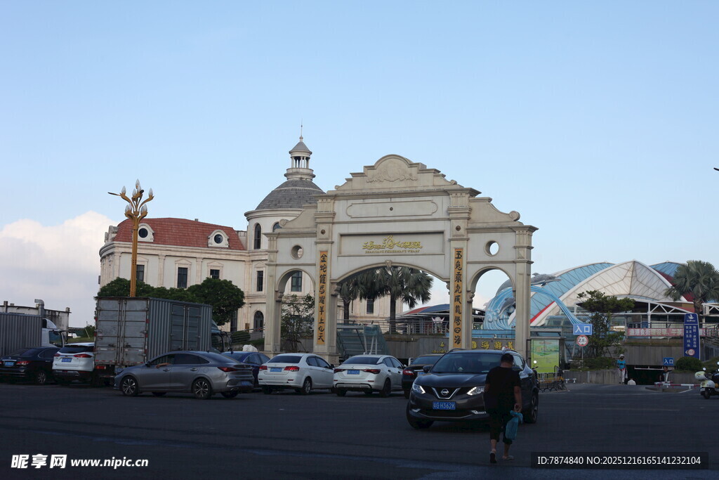 城市中的宏伟拱门建筑