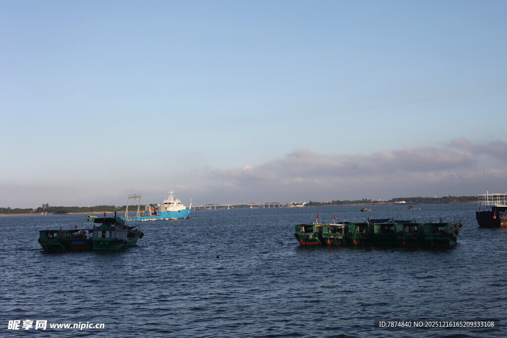 海上船只与远处烟雾景象