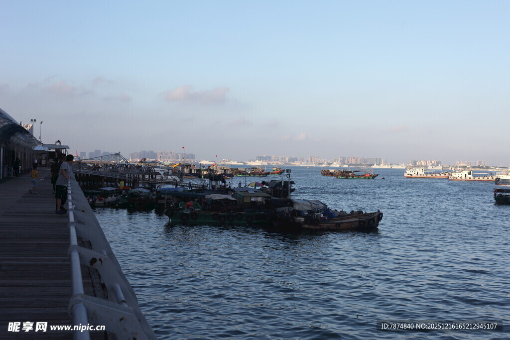 海滨码头船只停泊景象