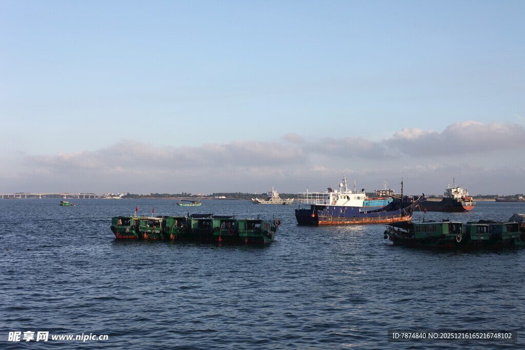 海上船只与浮排景观