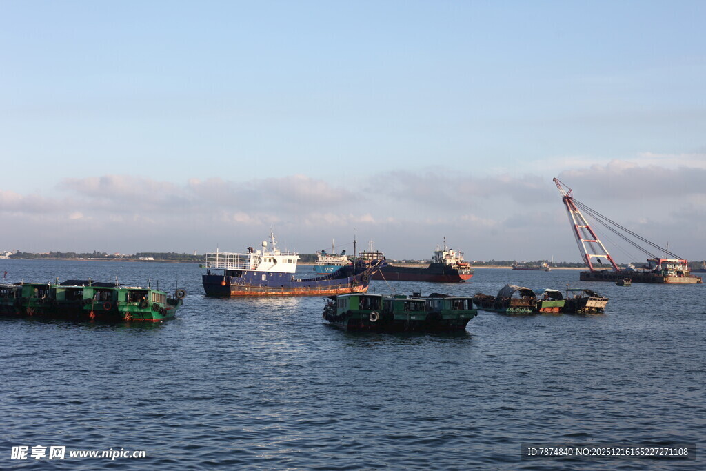 海上作业船只与起重设备