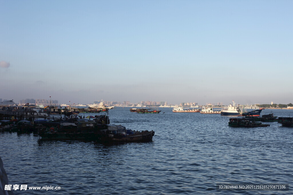 海港暮色中的停泊船只