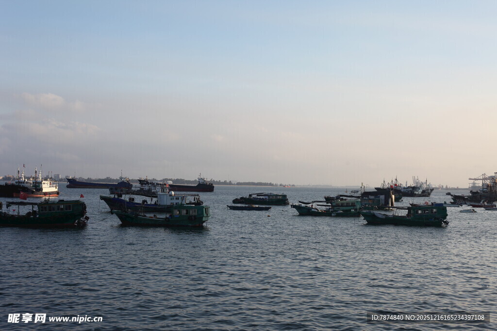海上渔船群景