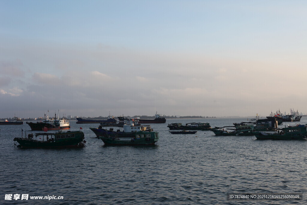 海上渔船群 暮色中的景象