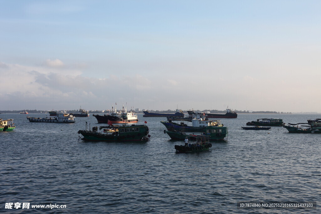 海上船只停泊景象