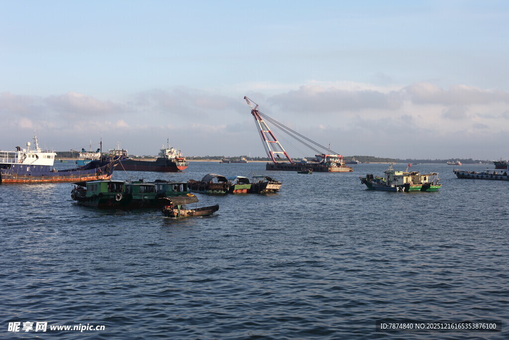 海上船只与起重机作业场景