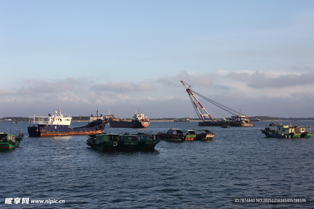 海上船只与起重机作业场景