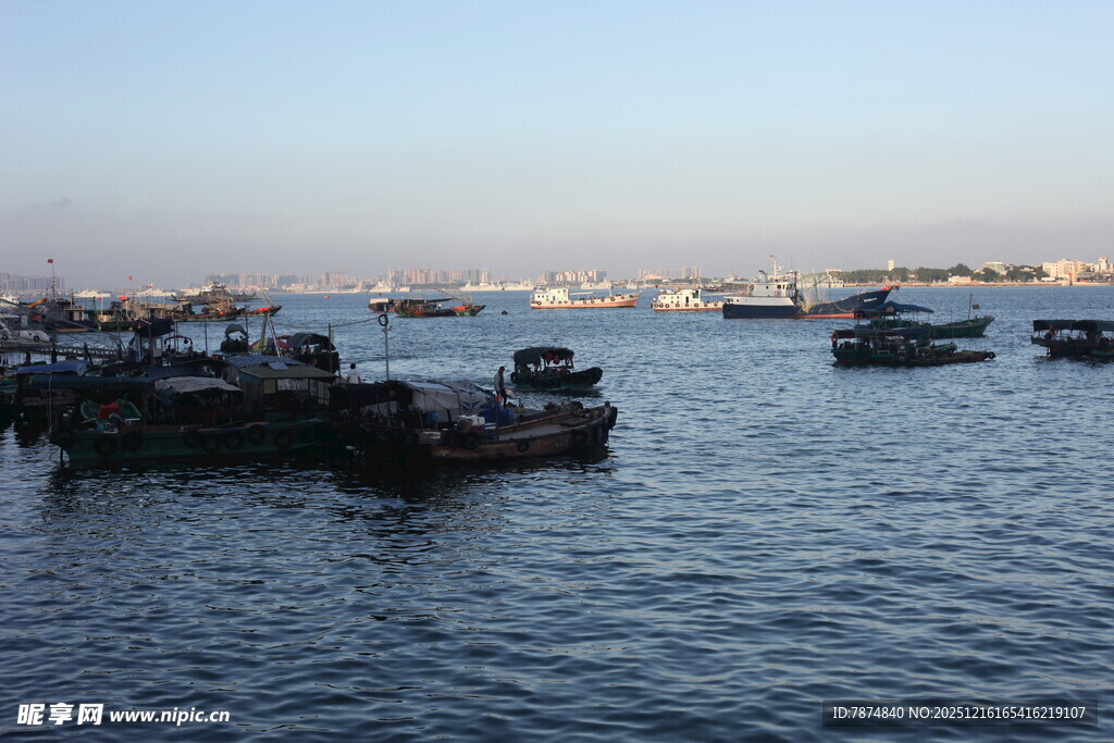 海上船只停泊景象
