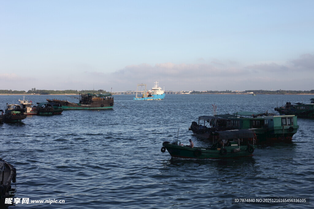 海上渔船停泊景象