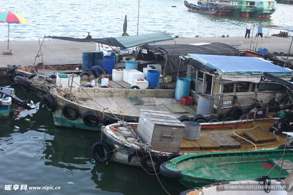 水上渔村停泊的多彩船只