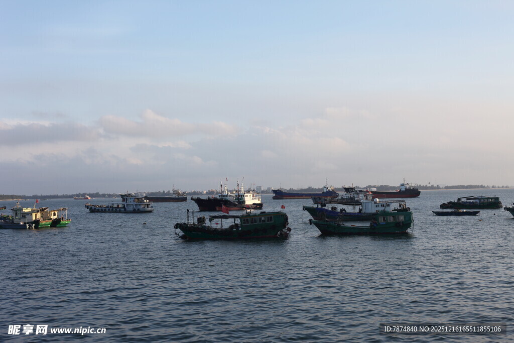 海上船只停泊景象