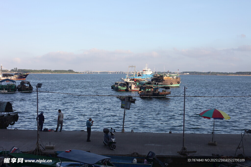 海边码头船只与人景象