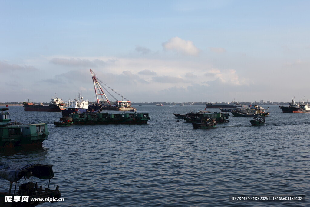 海上渔船停泊景象