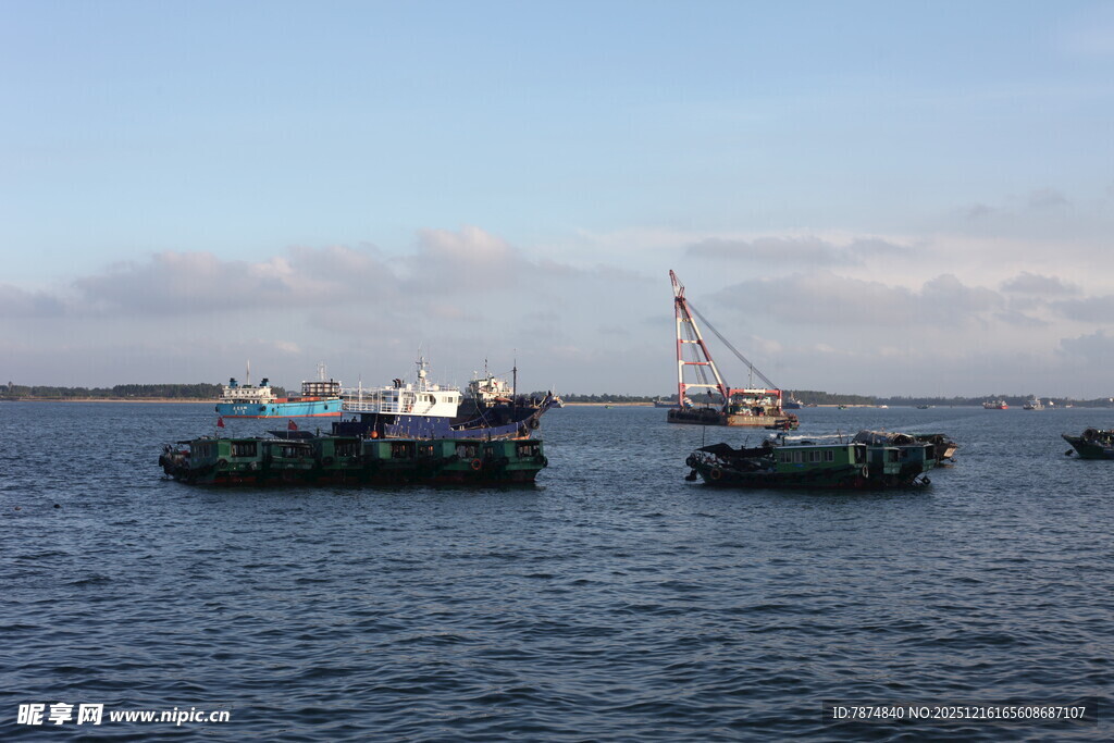 海上作业船只场景