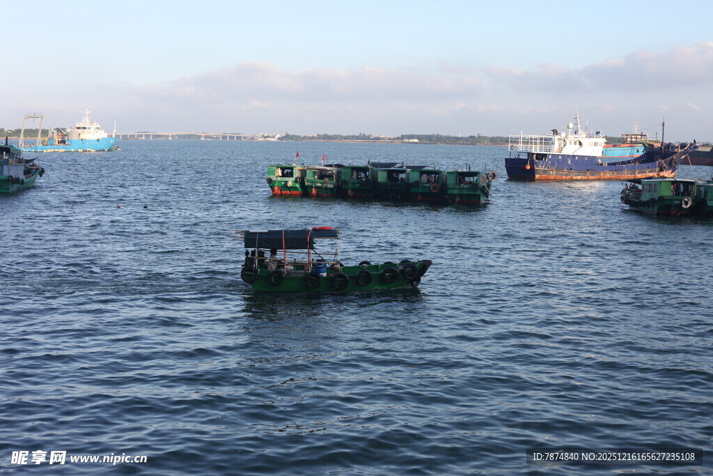 海上渔船群集景象
