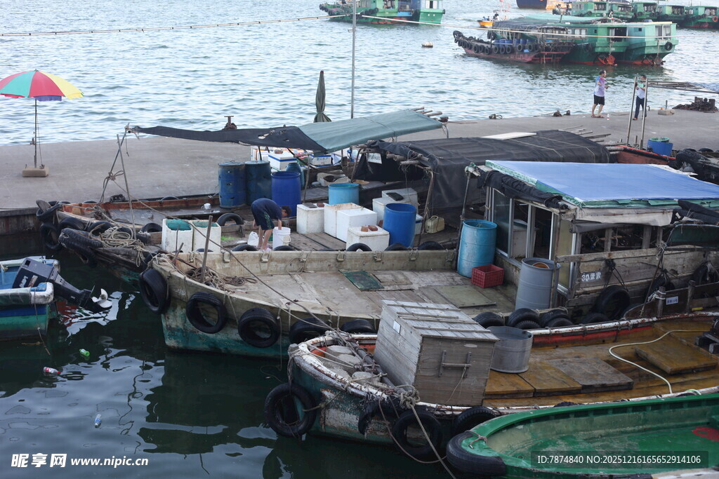 海边渔村码头船只景象