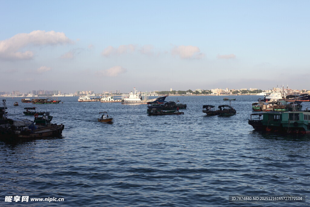 海上船只停泊景象