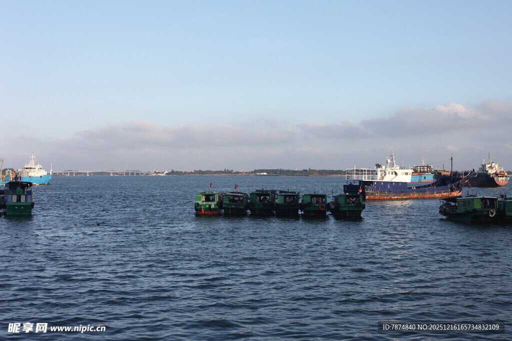 海上船只与养殖设施景观