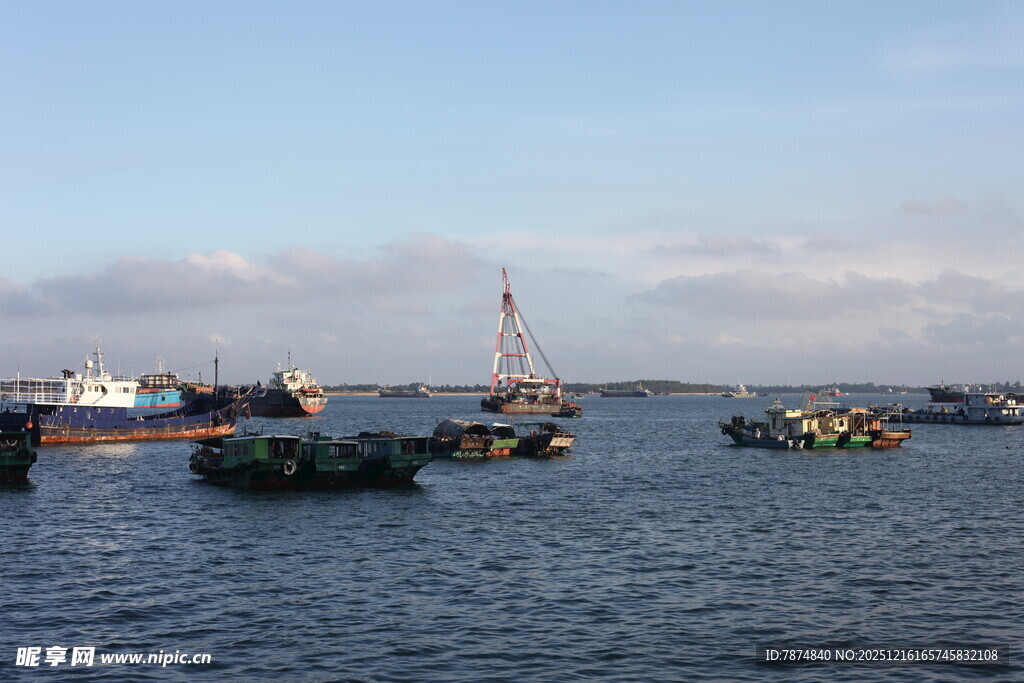 海上船只停泊景象