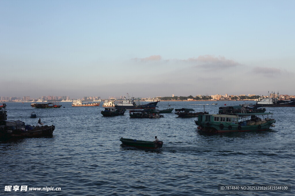 海上渔船景象