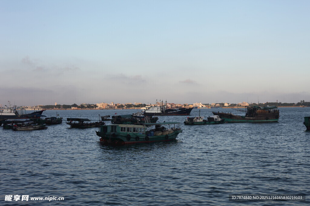 黄昏下的宁静港湾