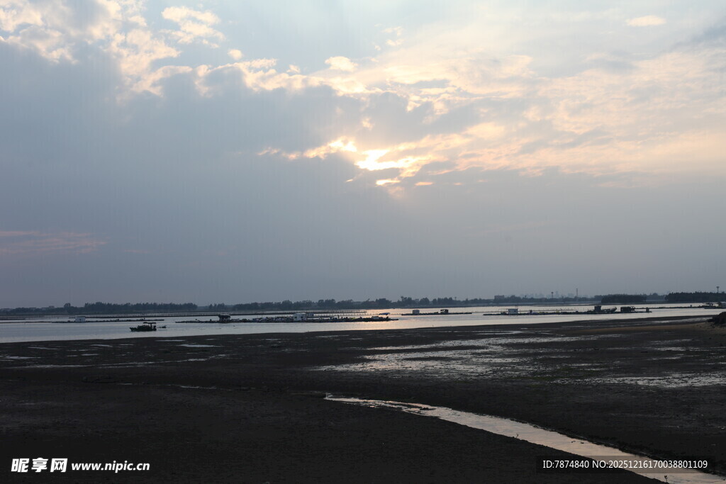 海边日落时分的开阔景象