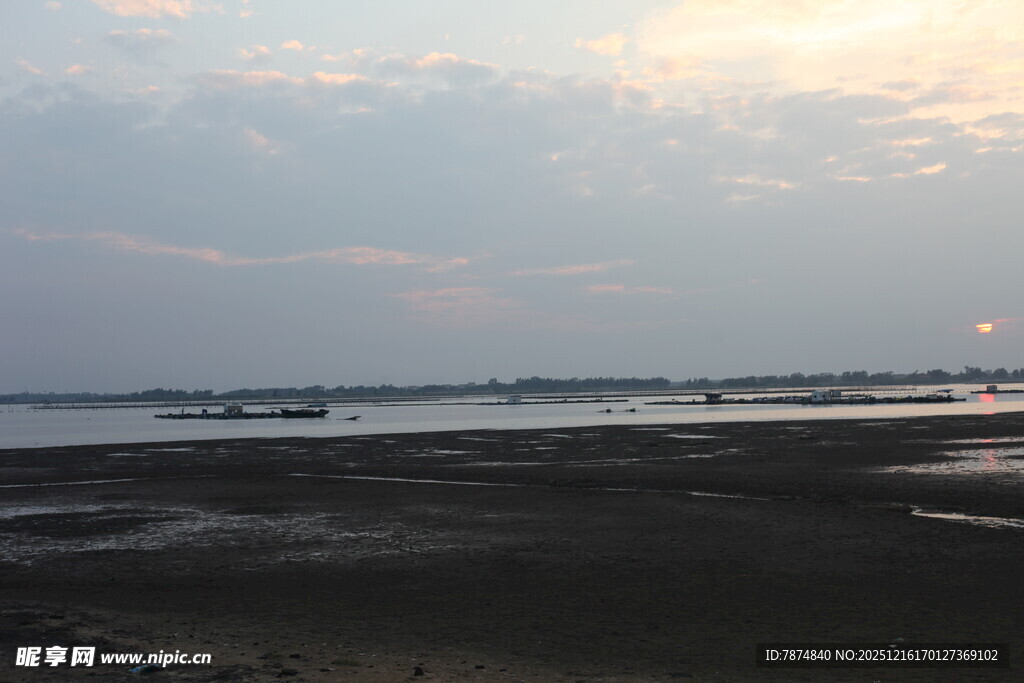 日落时分的宁静海滩
