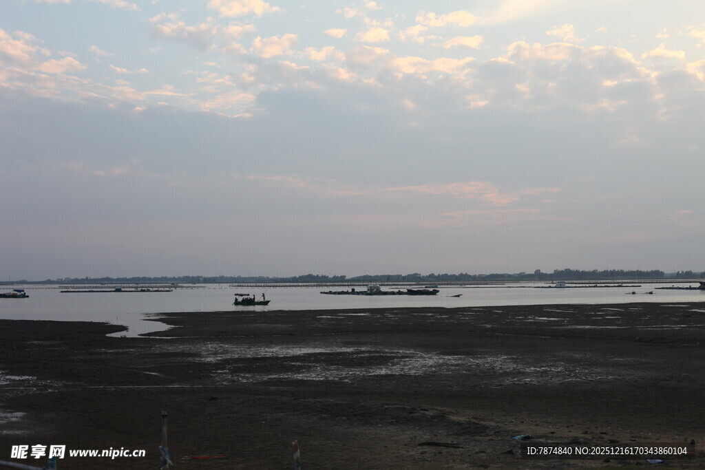 黄昏下的宁静河岸风光