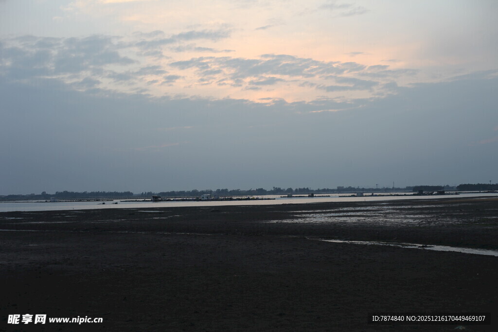 黄昏下的宁静河岸风光