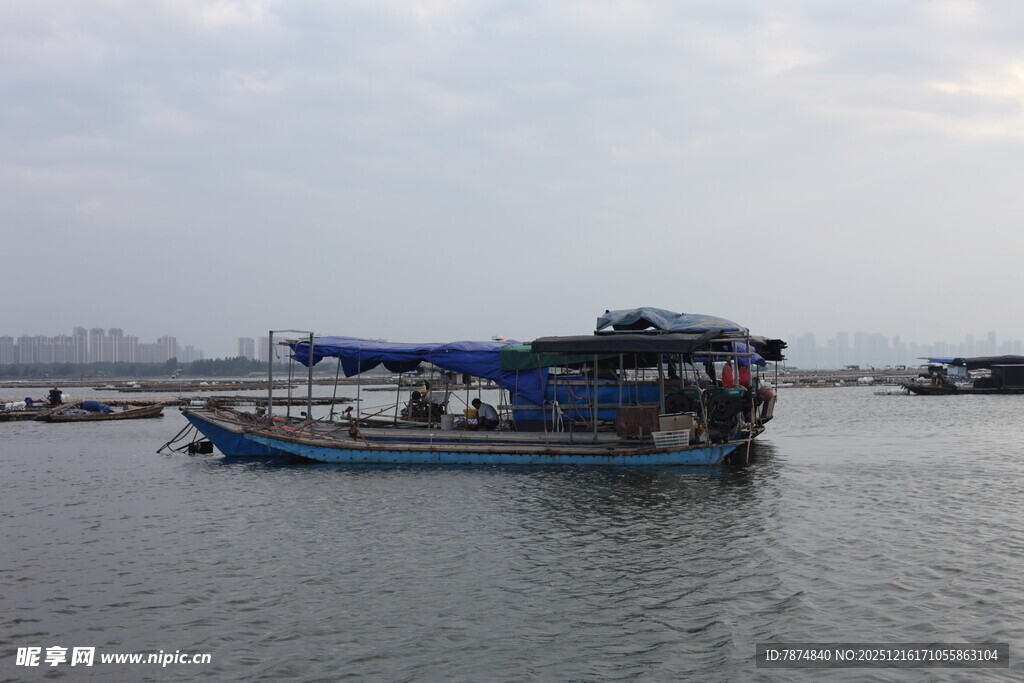 水面停泊的多艘渔船
