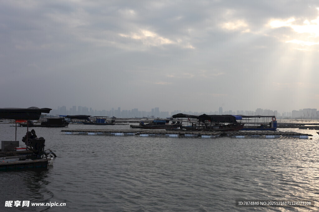 湖畔船只在光影下的景致