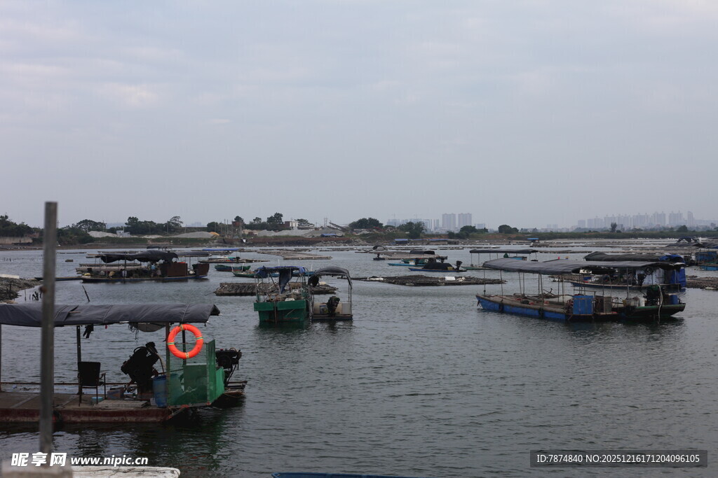 水上停泊的多彩船只