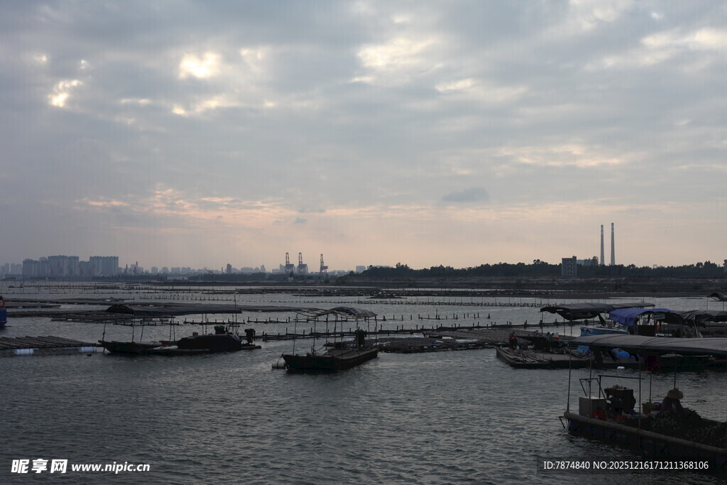 海港暮色中的船只景象
