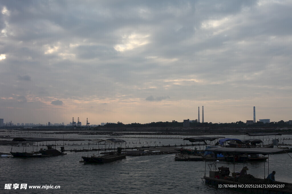 海港暮色下停泊的船只
