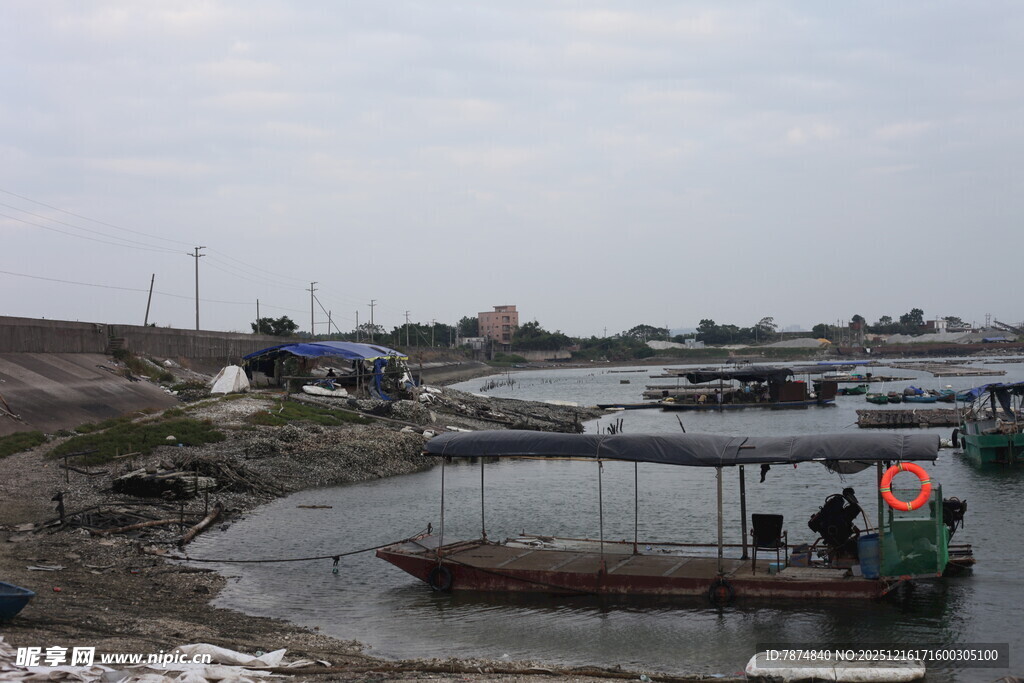 河边停泊的船只景象
