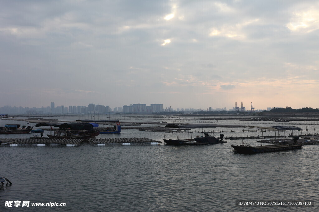 黄昏下的宁静码头景象