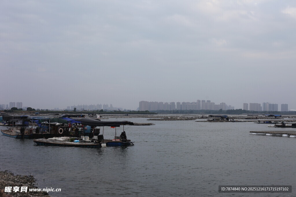 宁静水边停泊几艘船只