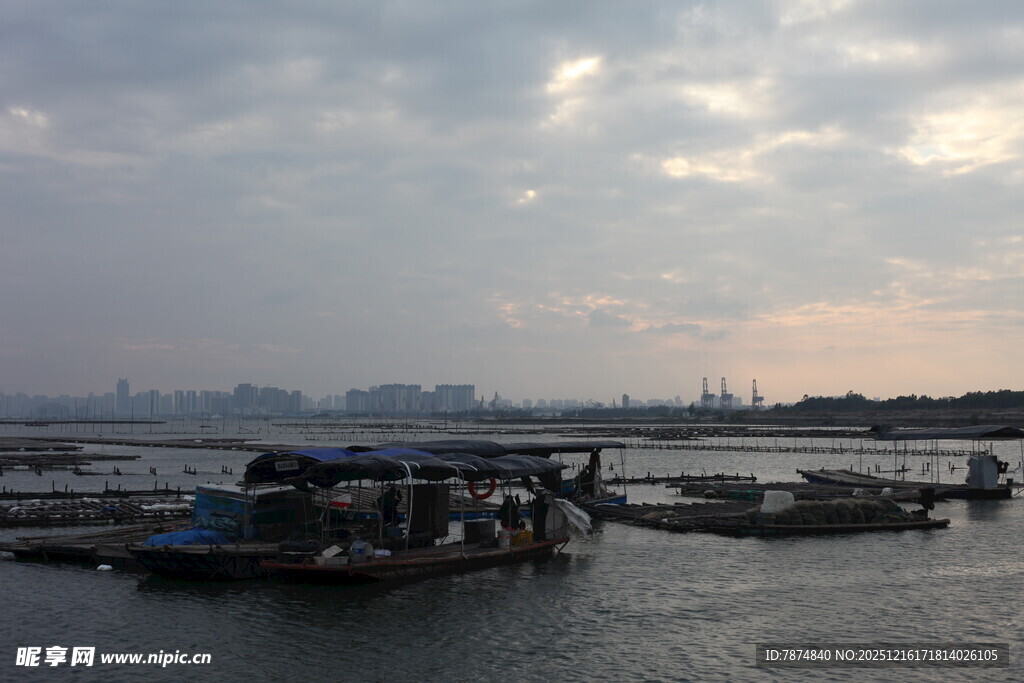 河畔船只与远处天际景观