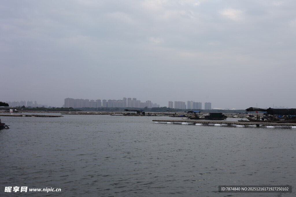 宁静水域与远处建筑景观