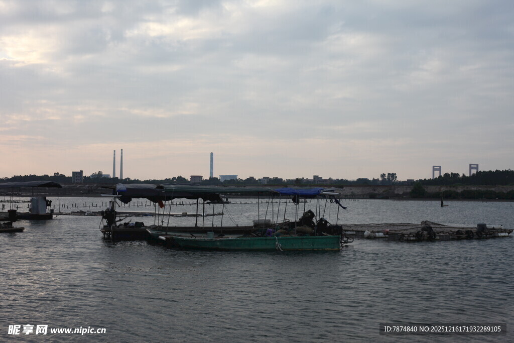 河畔船只与远处建筑景观