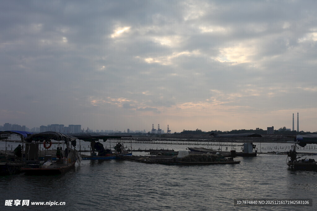 黄昏下的宁静码头景象
