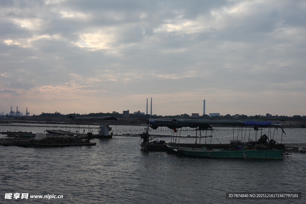 黄昏下的宁静水面与船只