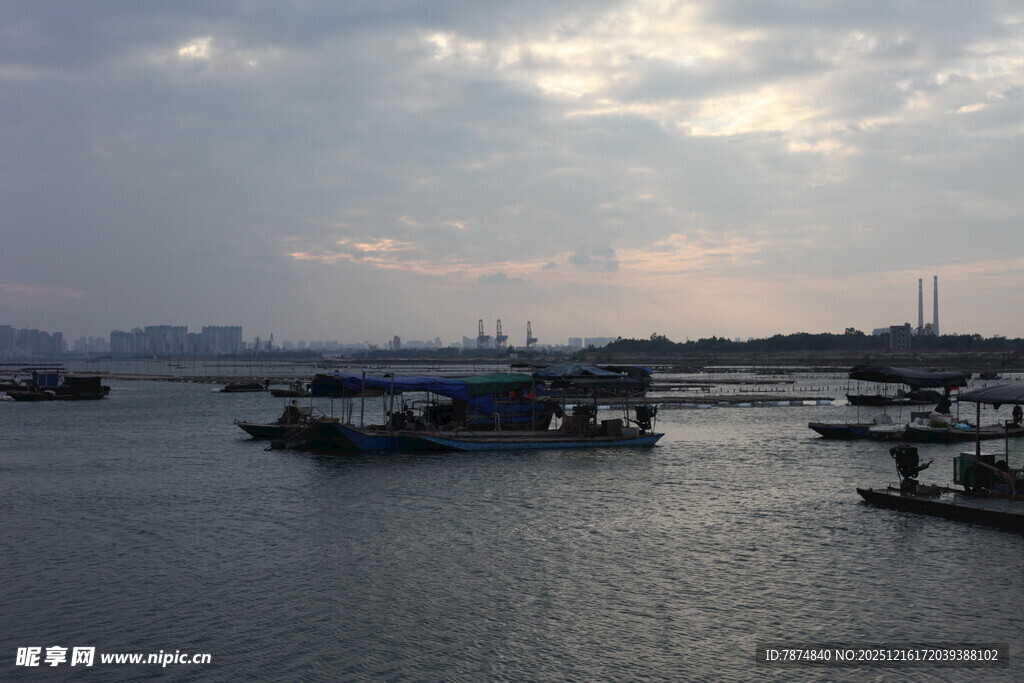 海港日落时的停泊船只