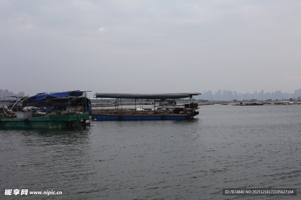 江边停泊的船只